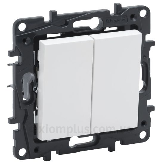 Фото Legrand серії Niloe Step 863105 білого кольору