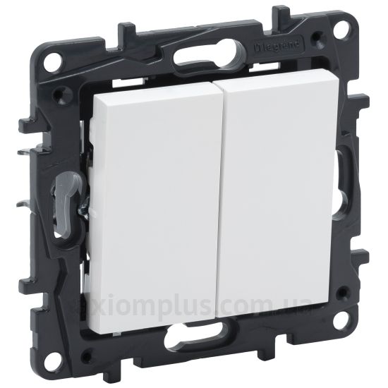 Фото Legrand из серии Niloe Step 863112 белого цвета