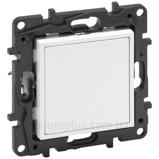 Фото Legrand из серии Niloe Step 863100 белого цвета