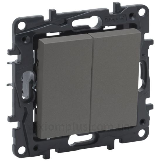 Фото Legrand з серії Niloe Step 863408 стального кольору