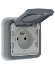 Розетка с крышкой и шторками серая Legrand