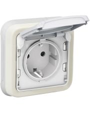 Розетка с крышкой белая Legrand