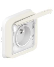 Розетка с крышкой и шторками белая Legrand