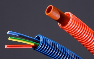 Соотношение внешнего диаметра кабеля с трубами и металлорукавами